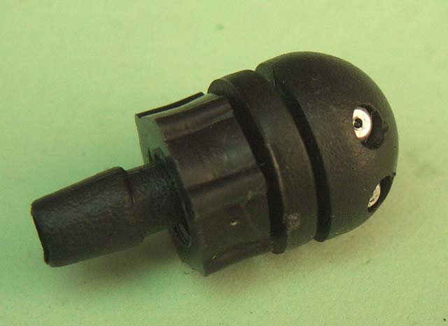 Форсунка омывателя круглая черная 2 отверстия на гайке